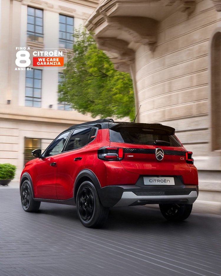 Vista laterale posteriore a tre quarti della Citroën C3 compact SUV che mette in evidenza le prestazioni urbane fluide e la garanzia di 8 anni per una mobilità sicura e conveniente.