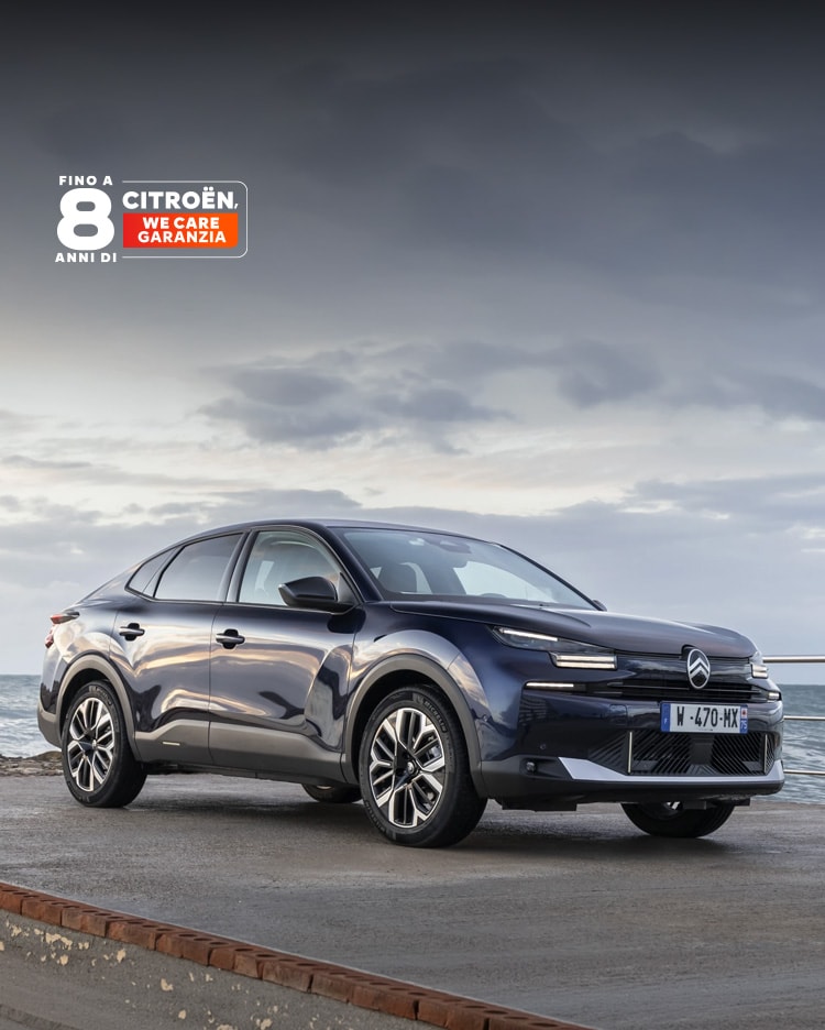 Vista anteriore di tre quarti della Citroën C4 X che mette in evidenza il design fastback moderno per una guida sicura, efficiente e accessibile.