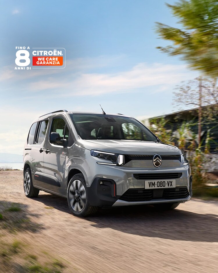 Vista tre quarti anteriore Berlingo 30 che mostra design family-friendly, comfort, sicurezza, connettività e presenza moderna e decisa