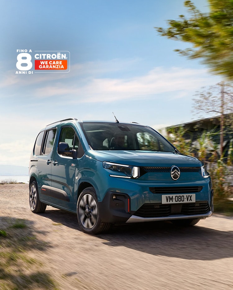 Vista anteriore a tre quarti del Berlingo che mostra un design adatto alla famiglia, comfort, sicurezza, connettività e una presenza moderna e sicura