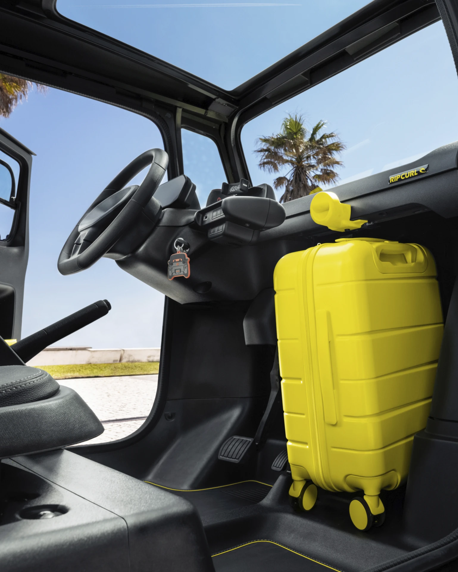 Vista interna ampia Citroën Ami x Rip Curl elettrica senza patente, Citroën Ami libertà di portaoggetti per auto elettrica urbana
