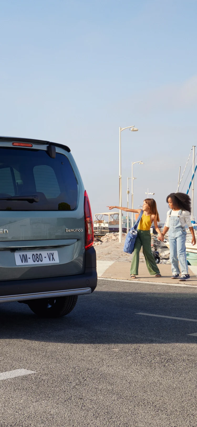 Vista tre quarti posteriore Berlingo 30 che valorizza il design esterno moderno, sicurezza, efficienza e presenza visiva decisa