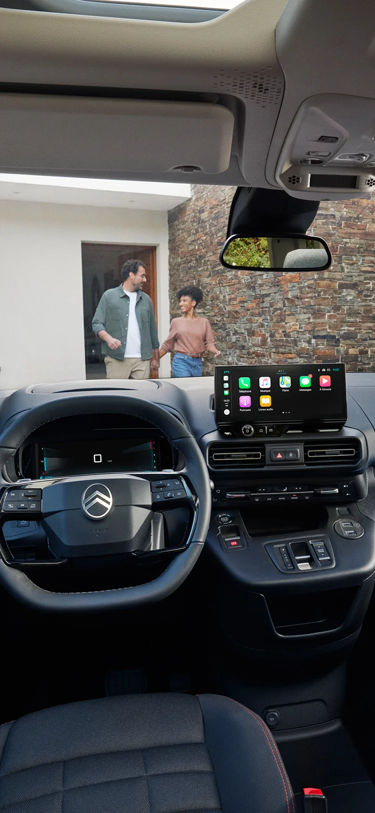 Vista interna anteriore del Berlingo che mostra la tecnologia di bordo, la connettività, la sicurezza e la praticità di guida moderna avanzata