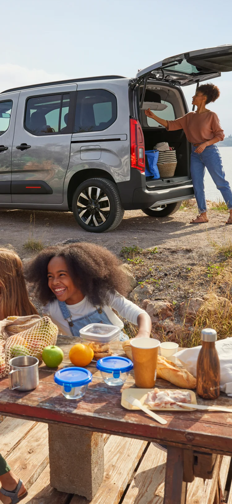 Vista laterale Berlingo 30 con bagagliaio aperto che mostra ampio vano di carico, praticità, sicurezza, efficienza e uso familiare fiducioso