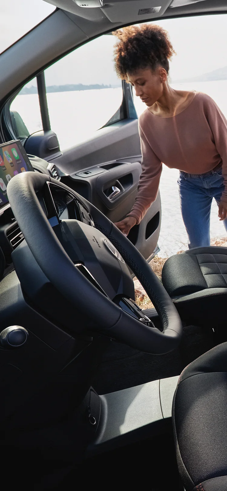 Vista interna anteriore del Berlingo che mette in evidenza i sedili Citroën Advanced Comfort, il sostegno, il comfort, la sicurezza e il benessere dei passeggeri avanzato