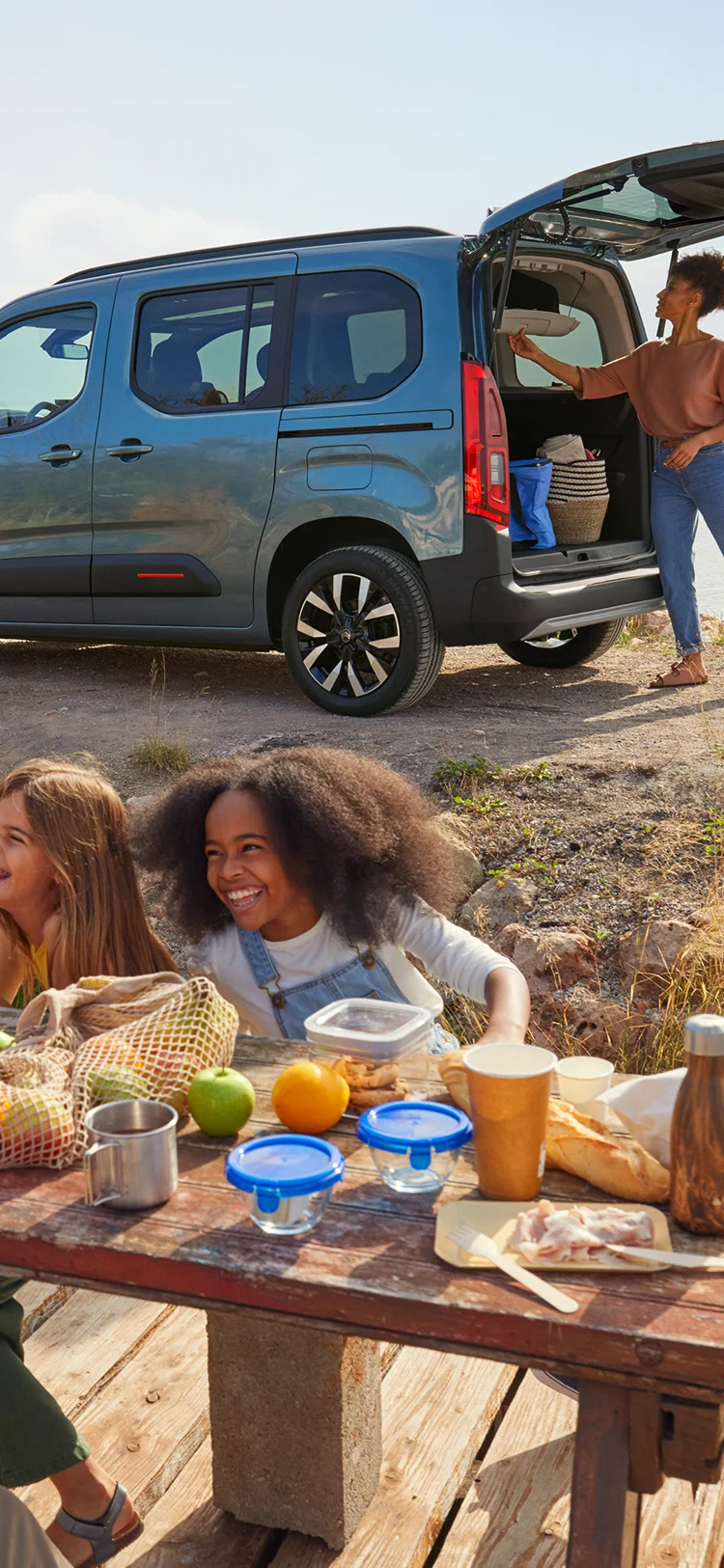 Vista laterale del Berlingo con bagagliaio aperto che mostra l'ampio vano di carico, la praticità, la sicurezza, l'efficienza e l'uso familiare affidabile