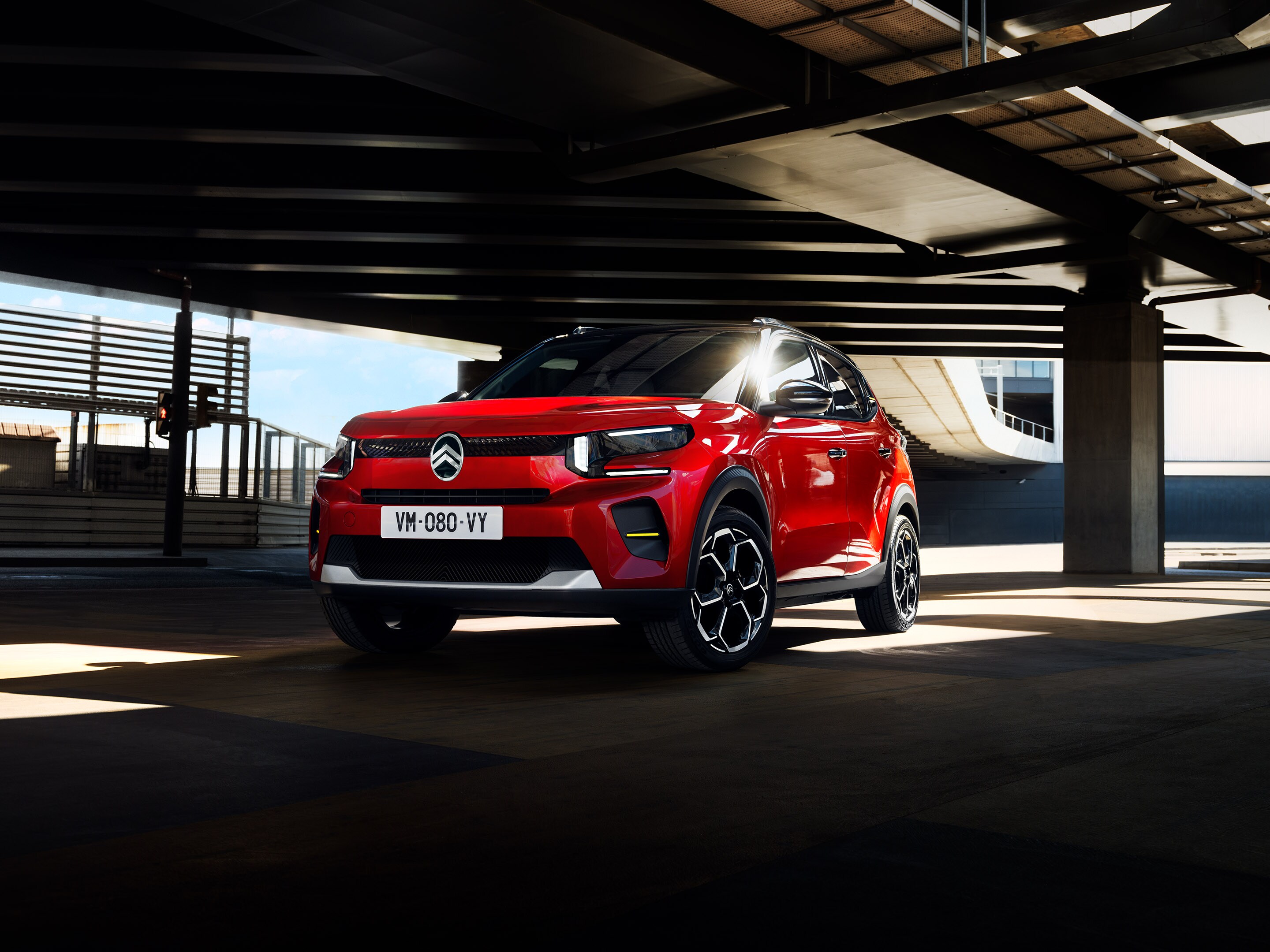Vista anteriore di tre quarti di Citroën ë-C3 che mette in risalto il design deciso, per una mobilità urbana quotidiana sicura e accessibile.