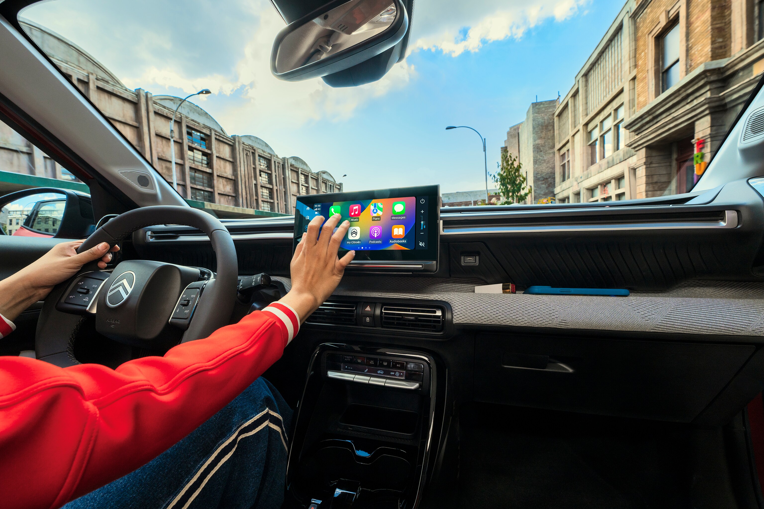 Vista dello schermo touchscreen interno di Citroën ë-C3 che mette in risalto l’infotainment connesso, per una mobilità urbana intuitiva, accessibile e confortevole.