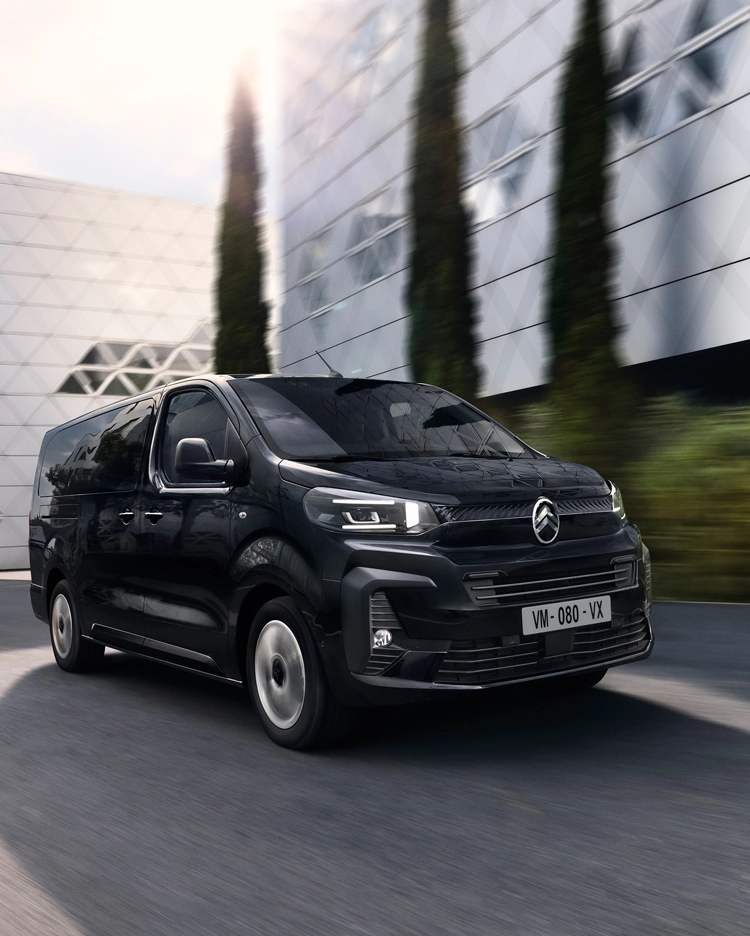 Front three‑quarter view of the Citroën SpaceTourer driving in an urban area, highlighting its dynamic design